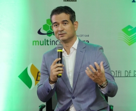 Assinatura simbólica do Acordo de Cooperação Técnica para Inovação Agropecuária entre a Empresa de Assistência Técnica e Extensão Rural do Distrito Federal (EMATER/DF). 04/12/2025. Foto: Beto Monteiro/Ascom UnB